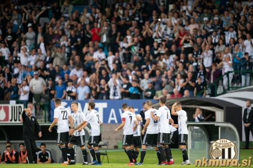 Tribune stadiona Fazanerija so pokale po šivih.