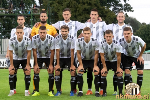 Stojijo od leve: Alen Kozar, Matko Obradović, Aleksandar Bošković, Luka Šušnjara, Matic Maruško. Čepijo: Tomi Horvat, Amadej Maroša, Klemen Pucko, Jon Šporn, Klemen Šturm in Luka Bobičanec.