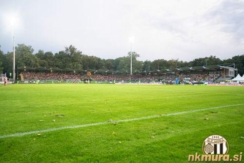 Pogled na tribune.