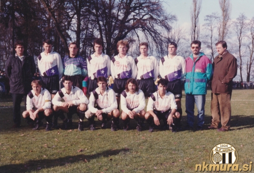 Postava Mure pred pričetkom tekme proti Potrošniku. Stojijo (od leve): Bojan Prašnikar (trener), Ekrem Omerović, Ante Jakovljević, Danijel Lebar, Franc Cifer, Robert Belec, Bojan Jančar, dr. Bojan Korošec (zdravnik), Ervin Kerčmar (sekretar). Čepijo: Anton Slavic, Jože Vori, Duško Vicković, Kristjan Cener, Jožef Kokaš.
Mura-Potrošnik 0:2. Stadion Fazanerija, 14. 11. 1992. Foto: Franc Bobovec.