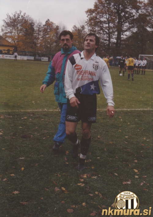 Jože Kosi in zdravnik dr. Bojan Korošec na tekmi NK Mura-Maribor 2:0, 31. 10. 1992.
