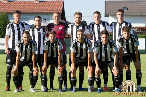 Začetna enajsterica Mure proti Pyuniku. Stojijo od leve: Aleksandar Bošković, Alen Kozar, Dean Šafarić, Nik Lorbek, Luka Šušnjara, Žiga Laci. Čepijo: Žiga Kous, Klemen Pucko, Nino Kouter, Luka Marič in Kai Cipot.
