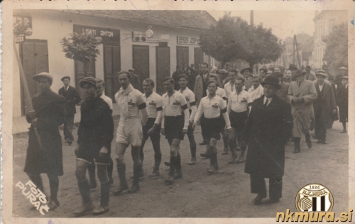 Fotografija je nastala leta 1934, ko je v Murski Soboti potekala žalna slovesnost v spomin na kralja Aleksandra I. Karađorđevića. Na fotografiji so nogometaši Mure, ki gredo v povorki po Slovenski ulici (takrat imenovani Aleksandrova). V ozadju je viden takratni Hotel Dobrai (danes Hotel Zvezda).