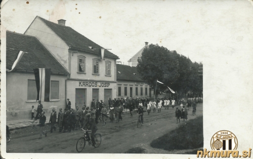Povorka gre proti igrišču, kjer je potekala osrednja žalna slovesnost za preminulim kraljem.
