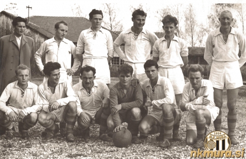 Mura leta 1951. Stojijo od leve: Deškovič (trener), B. Norčič, Pavličevič, Maruša, Fujs, Zelko. Čepijo: L. Norčič, Klanjšček, Klepec, Hrastelj, Šimon, A. Norčič. Foto: Jože Kološa - Kološ.