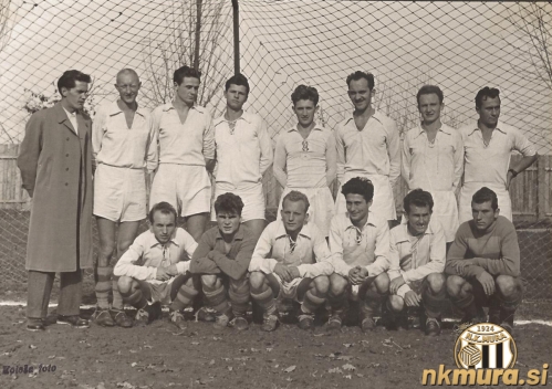 Mura leta 1951. Stojijo od leve: Deškovič (trener), Zelko, Pavličevič, Šimon, Fujs, Klepec, A. Norčič, Vratarič. Čepijo: B. Norčič, Hrastelj, L. Norčič, Klanjšček, Horvat, Skalar. Foto: Jože Kološa - Kološ.