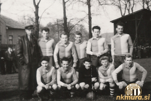 Jedinstvo (Čakovec)-NK Sobota 2:0, mariborsko-varaždinska podzvezna liga, 14. 4. 1957, v Čakovcu. Stojijo od leve: Svatina (trener), B. Skalar, __, __, __, Babič. Čepijo od leve: Klajnšček, Titan, Zach, Matjašec in J. Sečko.