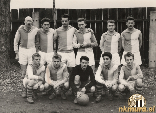 Moštvo Sobote v sezoni 1955/56. Stojijo od leve: Feri Zelko, Feri Kološa, Mirko Babič, Jože Norčič, Bela Kodela, Nikola Sirovina. Čepijo: Franc Matjašec, Janez Sečko, Alojz Zach, Ciril Klajnšček in Franc Maučec.
