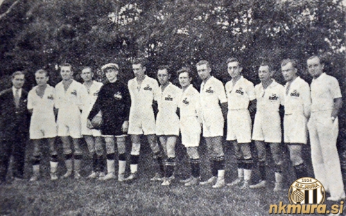 Moštvo SK Mure leta 1934. Stojijo (od leve): Josip Turk (referent Mure), Turk II, Turk III, Štefan Čagran, Josip Kos, Nikolaj Horvat, Josip Videnšek, Geza Vogrinčič, Ivan Debelak, D. Kardoš, Ivo Kardoš, Anton Novak in Peterka (vir fotografije: Vestnik, 3. septembra 1964).