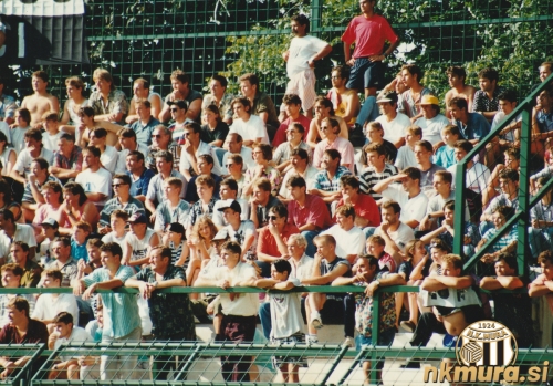 Gledalci na severni tribuni Fazanerije