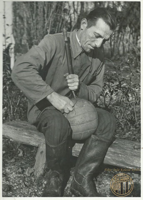 Oskrbnik Bratinšček med opravilom, ki je bilo v letu 1951 precej pogosto.