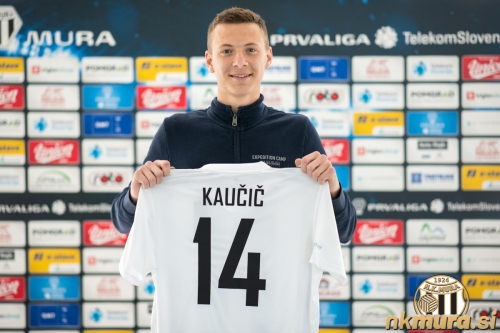 Alan Kaučič je podpisal prvo profesionalno pogodbo z NŠ Muro. Produkt nogometne šole, ki je v letošnji sezoni že odigral 180 minut na tekmah članske ekipe, je podpisal pogodbo do 30. 6. 2023. Mestni stadion Fazanerija, 21. 5. 2020.