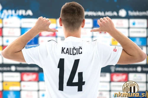 Alan Kaučič je podpisal prvo profesionalno pogodbo z NŠ Muro. Produkt nogometne šole, ki je v letošnji sezoni že odigral 180 minut na tekmah članske ekipe, je podpisal pogodbo do 30. 6. 2023. Mestni stadion Fazanerija, 21. 5. 2020.