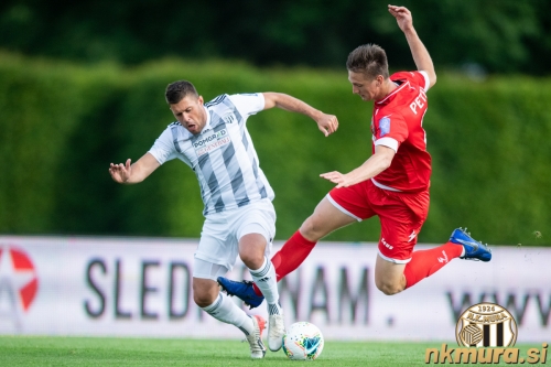 Amadej Maroša in Luka Petek  v dvoboju za žogo.