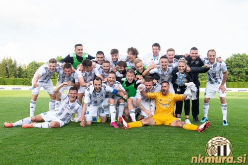 Veselje po uvrstitvi v finale. Zgornja vrsta: Marko Zalokar, Jan Gorenc, Tamara Rantaša (ekonom), Kai Cipot, Miran Rantaša (predstavnik kluba), Žan Karničnik, Žiga Kovač (fizioterapevt) in Matic Maruško. Srednja vrsta: Kevin Žižek, Amadej Maroša, Luka Šušnjara, Nino Kouter, Klemen Pucko, Marin Karamarko, Staniša Mandić in Paola Aleksieva (maserka). Spodnja vrsta: Klemen Šturm, Žiga Kous, Tomi Horvat, Marko Brkić, Luka Bobičanec in Matko Obradović.