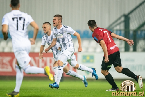 Staniša Mandič, Tomi Horvat in Luka Bobičanec. Ob njih igralec Tabora Leon Sever.