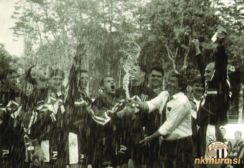 Zgodovinska fotografija slavja Mure po pokalnem naslovu leta 1995. Desno je Marijan Bakula, zraven njega v beli srajci pa trener Marin Kovačić.