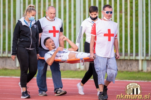 Staniša Mandič je moral iz igre v 23. minuti. Po dvoboju s Sanjinom Lelićem so mu počile tri kosti v nartu. Ob njem levo Paola Aleksieva (fizioterapevtka) in Tamara Rantaša (ekonom).
