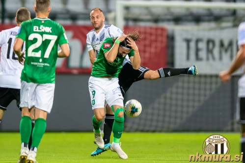 Matic Maruško in Ante Vukušić. Akcijo spremljata Kouter in Elšnik.