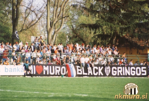 Black Gringosi na svojem standardnem mestu - vzhodni tribuni.