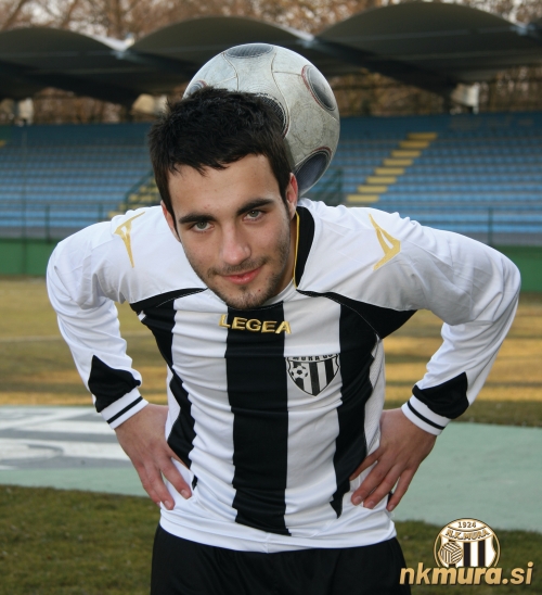 Mitja Lotrič, ko je marca 2011 poziral za naslovnico prve številke revije Mura.