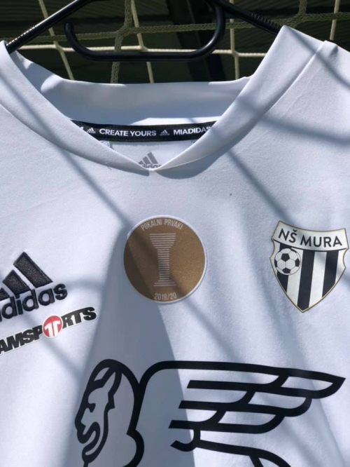Dres Mure bo v sezoni 2020/2021 krasil logotip z napisom POKALNI PRVAKI 2019/20.
