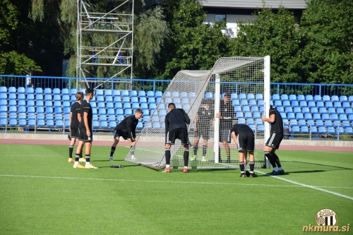 Igralci Mure se pripravljajo na uradni trening.