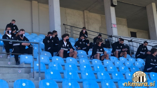 Nogometaši Mure so bili pred tekmo napoteni na desni del tribune stadiona Kadrioru.