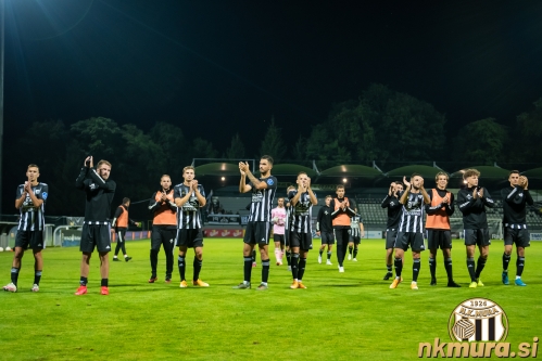 Pozdrav navijašem na južni tribuni.