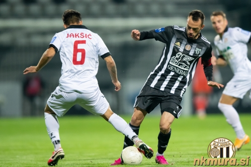 Žiga Kous je podal za zadetek Mure. Ob njem Nemanja Jakšić.