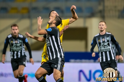 Dragan Lovrić je zamenjal Amadeja Marošo. Ob njem v skoku Dario Kolobarić.