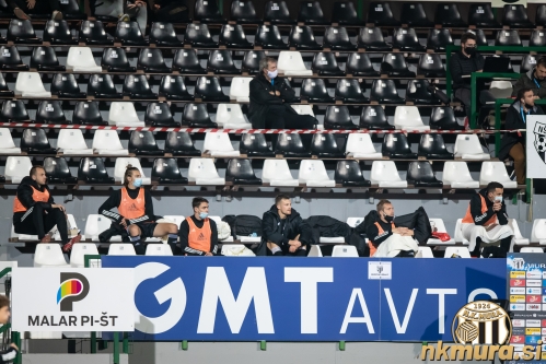 Zaradi zagotavljanja varnostne razdalje so rezervni igralci obeh ekip bili na glavni tribuni.