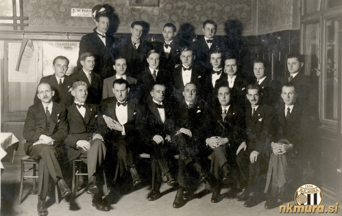 Upravni odbor in igralci Mure iz leta 1933. Zgornja vrsta: ___, ___, Ivo Kardoš, ___. Srednja vrsta: ___, J. Turk, ___, Janez Nemec, ___, ___, ___, ___, ___. Sedijo: Bela Norčič, Koloman Hirschl, Ladislav Nadai, ___, ___, ___, ___, ___. Fotografija je nastala 1. februarja 1933 na športnem plesu Mure. Bralce prosimo za razpoznavanje oseb s fotografije.