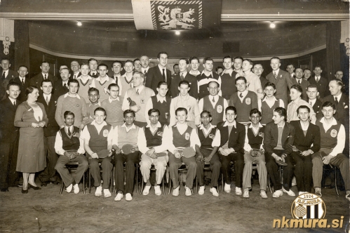 Svetovno prvenstvo v namiznem tenisu v Pragi (1932). Drugi z leve sedi član SK Mure Janez Nemec.