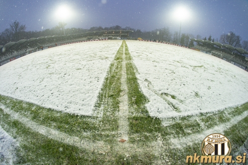 Zelenica na stadionu je bila prekrita s snežno odejo.