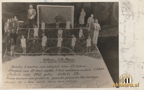 Cenjena fotomontaža soboškega fotografa Jerolima Purača iz leta 1934. V belih dresih stojijo: Josip Kos, Josip Videnšek, Nikolaj Horvat, Geza Vogrinčič, Štefan Čagran, Ivan Debelak, Karel Schiller, Anton Novak, Ivo Kardoš, Štefan Debelak in Turk. Na desni strani fotografije so podpisi nogometašev Mure. Fotomontaža: Jerolim Purač.