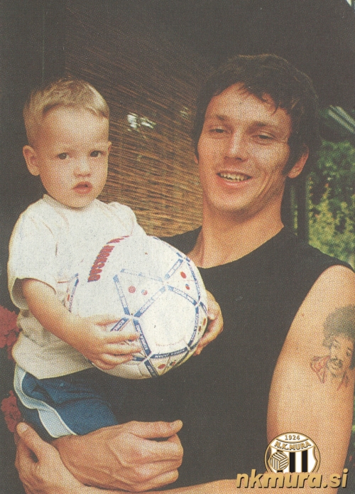 Fabijan Cipot drži v naročju Kaia Cipota. Slika je nastala leta 2003.