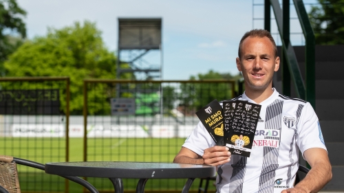 Matic Maruško drži v rokah karte za tekmo brez gledalcev.