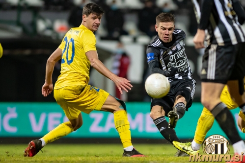 Luka Bobičanec je 13. decembra 2020 stresel prečko Domžal. Ob njem je Sven Šoštarič Karič.