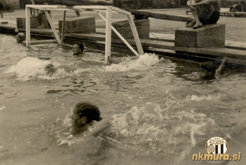 Vaterpolo v soboškem kopališču leta 1935. V vratih je Janez Nemec, vodja nogometnega odseka pri Muri.