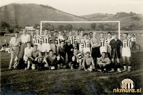 Zgodovinska fotografija s prve tekme na novem lendavskem igrišču med Lendavo in Muro. Nogometaši Mure so zmagali z 2:5.
