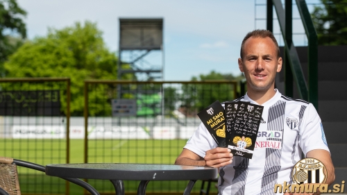 Matic Maruško s spominsko karto za tekmo Mura : CB 24 Tabor Sežana.
