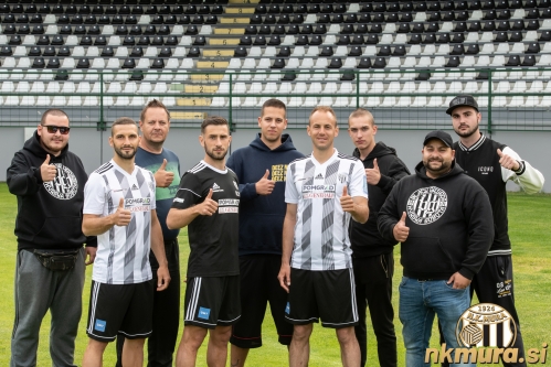 Nino Kouter, Alen Kozar in Matic Maruško s člani navijaške skupine Black Gringos.