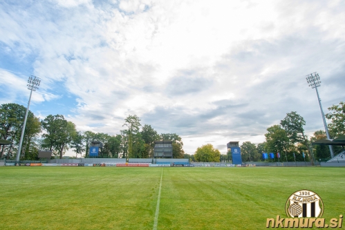 Pogled na vzhodno tribuno in nove snemalne stolpe leta 2020.
