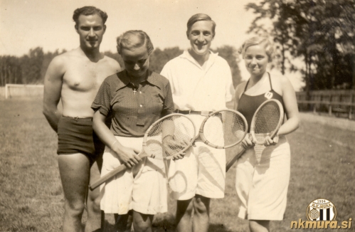 Leta 1936 so v Murski Soboti zgradili teniško igrišče. Nahajalo se je na mestu kjer je leta 2020 službeni vhod na stadion Fazanerija. Fotografija prikazuje igralce tenisa, slikane na novem igrišču Mure v Fazaneriji. V ozadju je gol na severni strani stadiona. Tretji z leve je Janez Nemec, vodja nogometne sekcije pri S.K. Muri.