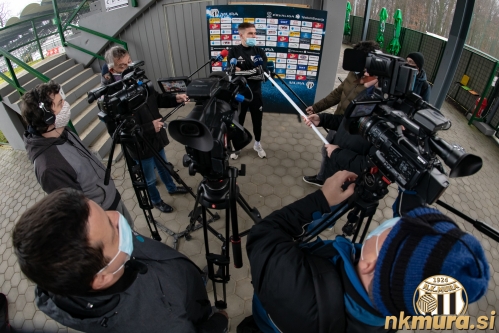 Medijski termin pred pričetkom priprav na spomladanski del sezone 2020/2021. Potekal je na prehodu med glavno in južno tribuno. V ozadju je klubski bar in trgovina.