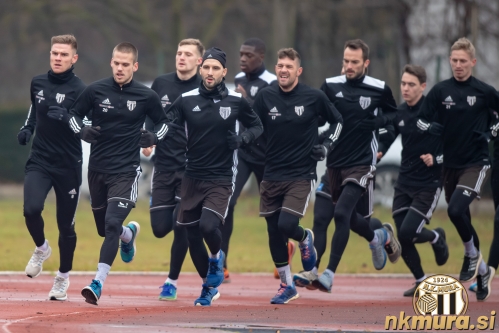 Dopoldanski trening je potekal na atletski stezi pri Osnovni šoli I.