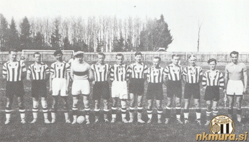 Fotografija je nastala 29. marca 1936, ko je Mura igrala prvo tekmo na Fazaneriji. Stojijo od leve: Nikolaj Horvat, Štefan Čagran, Anton Serec, Josip Kos, Ludvik Malačič, Oton Varga, Franc Schrimpf, Ivo Kardoš, Ivan Debelak, Jože Bosina, Geza Vogrinčič, dr. Nikolaj Pinter.