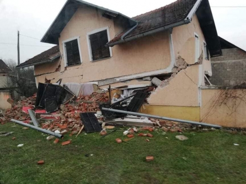 Posledice potresa v Petrinji.