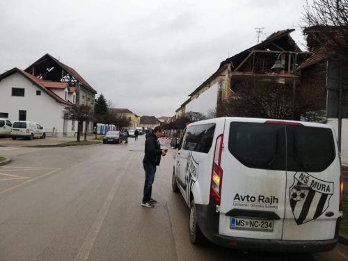 Člani navijaške skupine Black Gringos so s klubskim avtomobilom dostavili pomoč v Petrinjo.